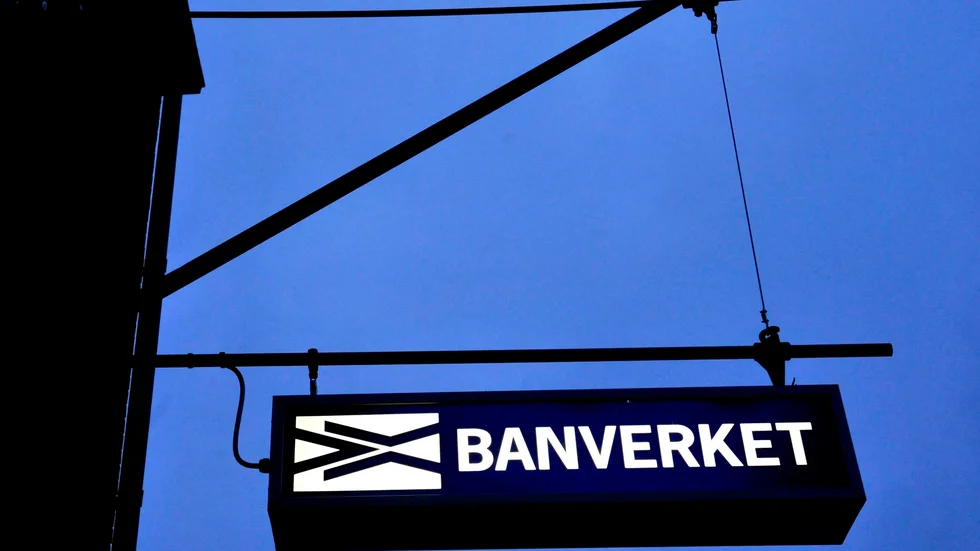 Sverigedemokraterna i riksdagen vill att Trafikverket åter ska delas upp i ett Banverk och ett Vägverk. 