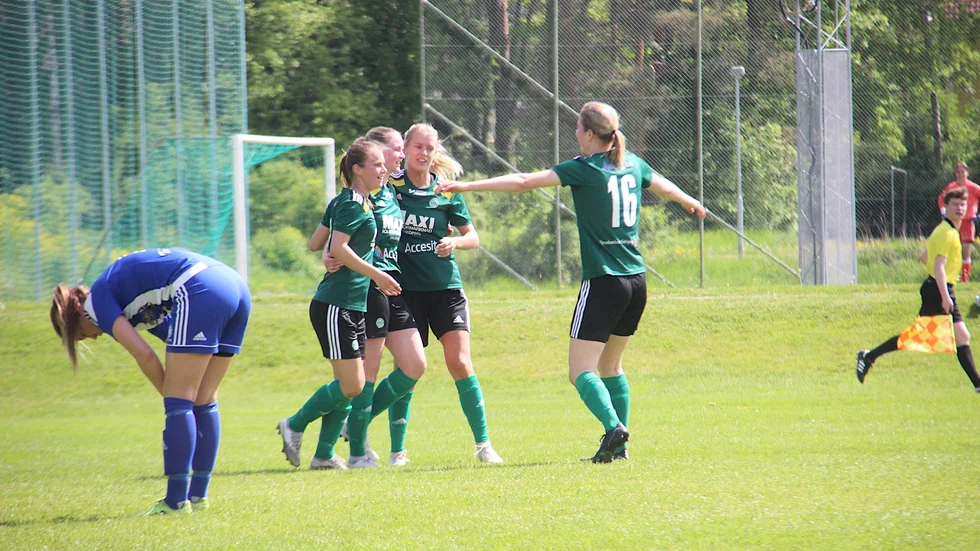 Rebecka Hemlin (16) på väg att ta lagkompisarna i famn efter Maja Olssons 1-0-mål.