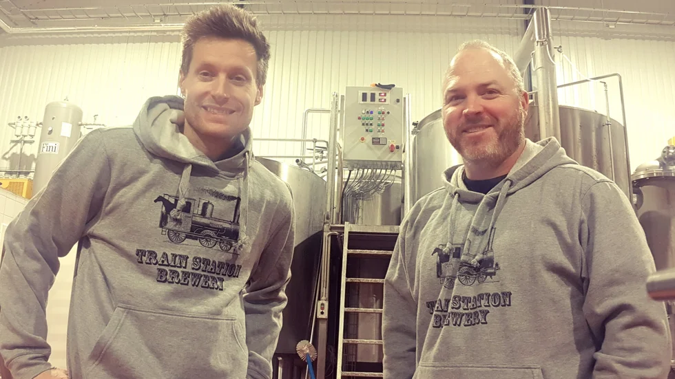 Simon Vikström och Colin Nordström, huduvägare till Train Station Brewery AB, tog sig an utmaningen att tillverka världens första elektriskt smaksatta öl. 