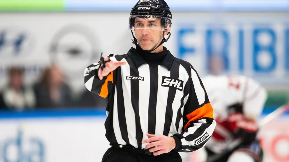Linus Öhlund röstades fram av spelarna som säsongens bäste domare. Han fick Guldpipan i samband med SM-finalen Växjö- Skellefteå.