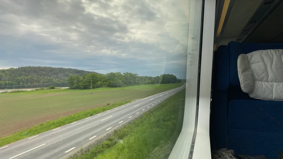 Tåg eller väg är en av de frågor som ständigt avhandlas när länets infrastruktur diskuteras. Det är hög tid att sluta utgå från ideologi och i stället se till samhällsnyttan, menar skribenterna.
