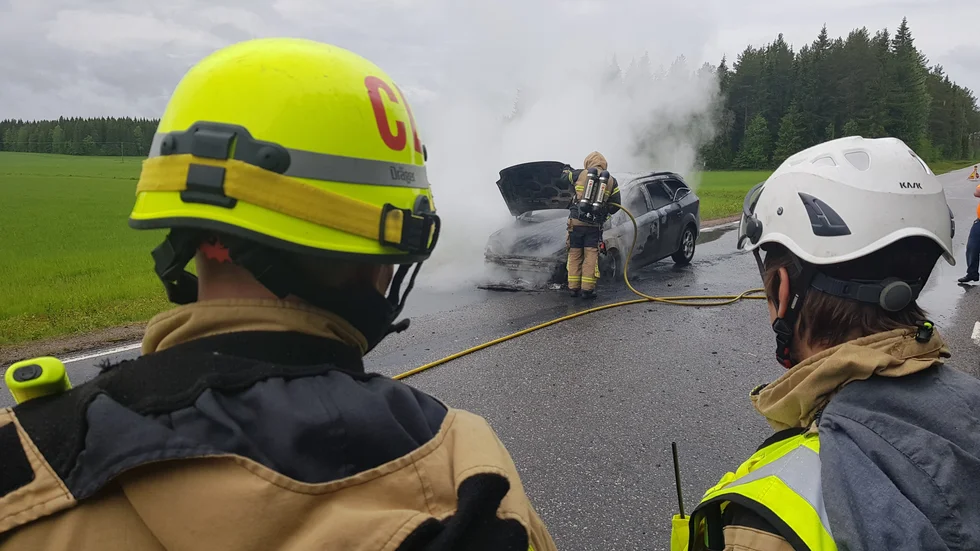 Räddningstjänsten fick rycka ut och släcka en bilbrand på Röddingsvägen mellan Hemmingsmark och Jävre.