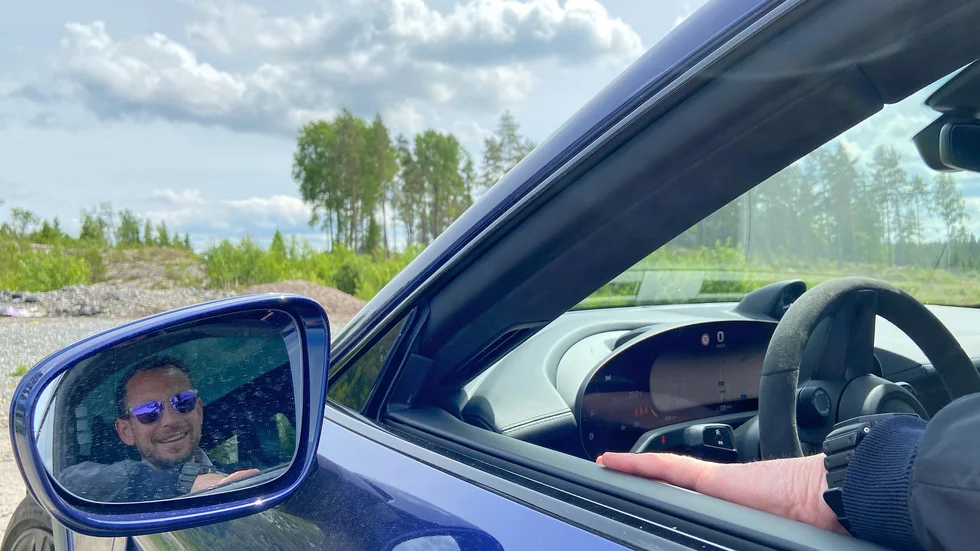 Alexander Riddermark tar en del av sitt företag Riddermark bil till Strängnäs. Hans bil är parkerad längst bort på raksträckan efter McDonalds, längs med E 20. Där tar en körväg vid som leder fram till fastigheten Gorsinge 1:1, där produktionsanläggningen ska byggas.