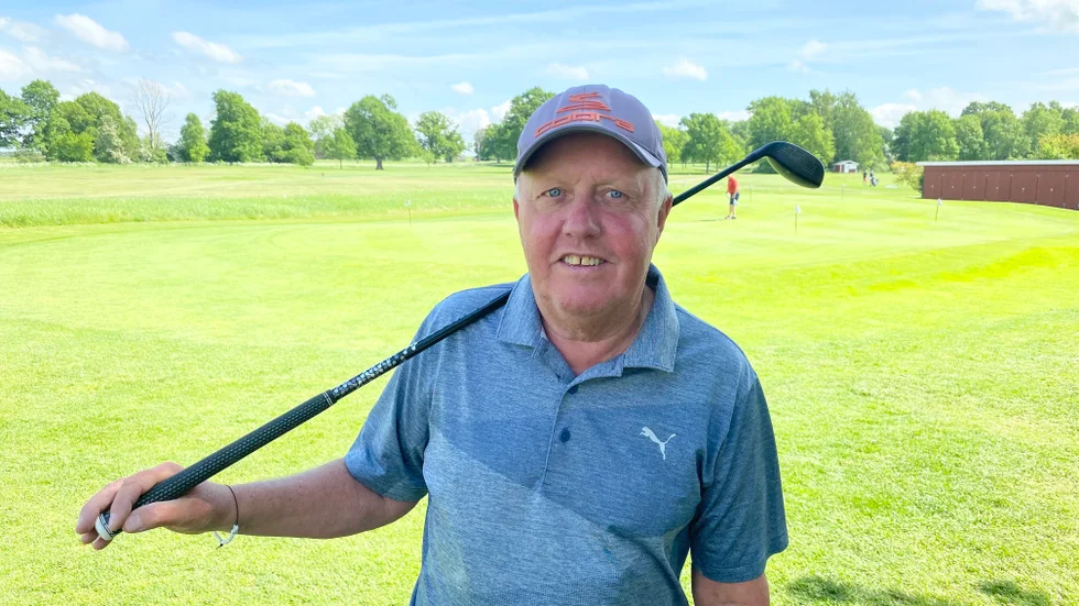 Lars Samuelsson på Vadstena golfklubb har på hemmabanan gjort det få andra lyckats med. Två hole-in-one inom loppet av tre veckor. Nu blir det plakett uppsatt i klubbhuset, med två bedrifter. "Jättebra kille, trevlig medlem som är jämnt på klubben", säger ordföranden K-G Broman.