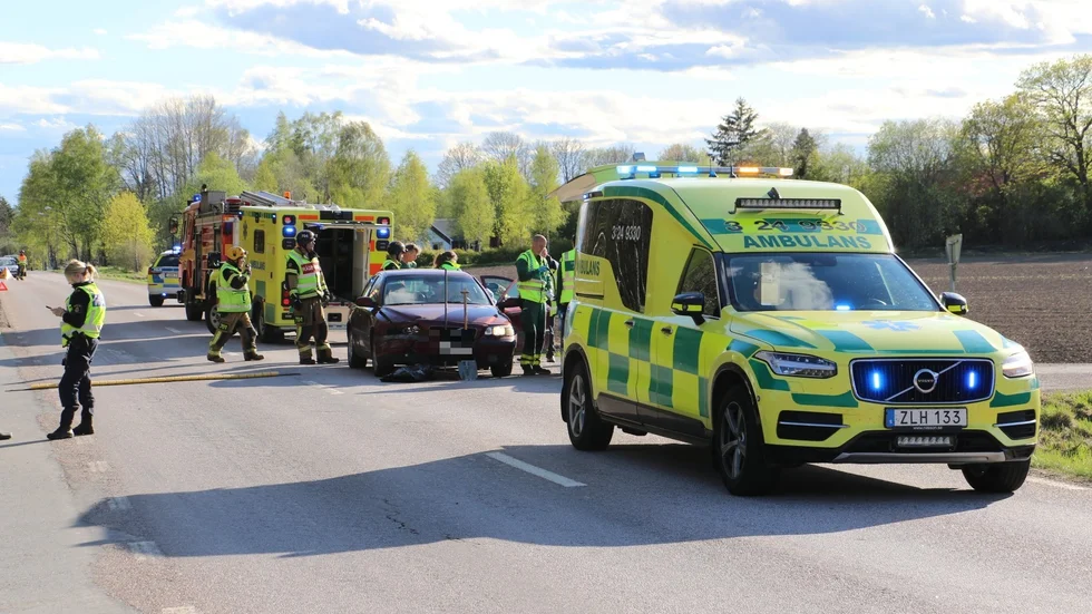 Två personbilar krockade strax utanför Östervåla
