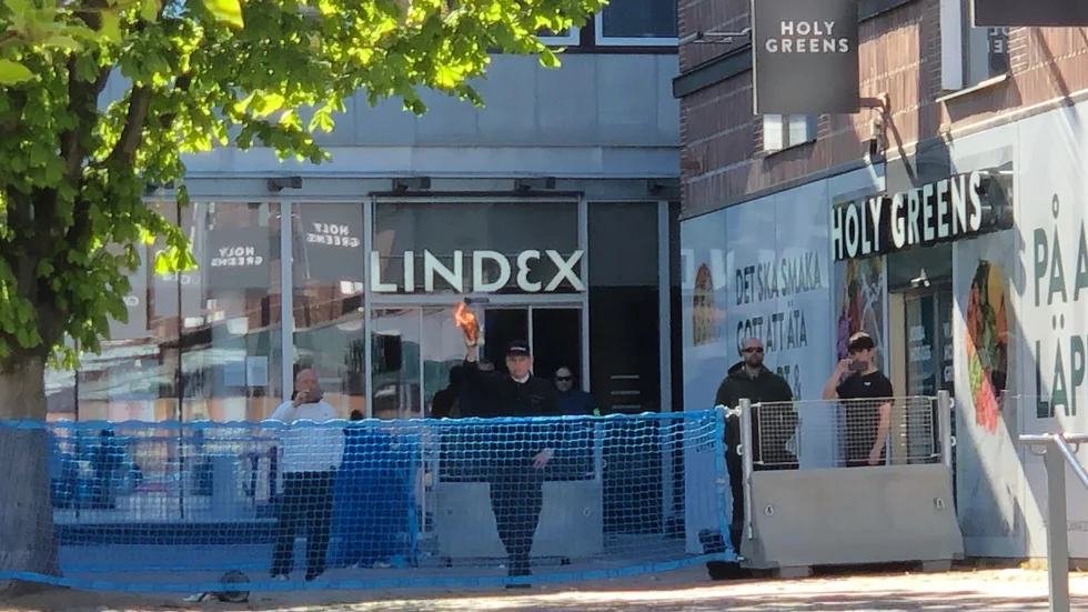 Rasmus Paludan bränner en koran i centrala Linköping.