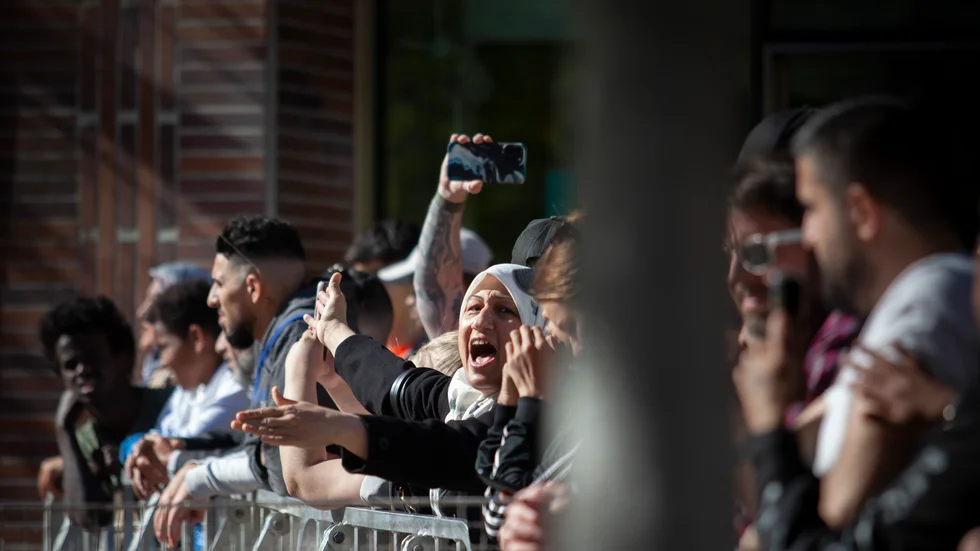 "Allahu akbar", ropade flera personer i omgångar när Rasmus Paludan vid flera tillfällen valde att tända på ett antal koraner från sin plats knappt hundra meter ifrån åskådarna. Många filmade och tog bilder under sammankomsten som pågick i två timmar.