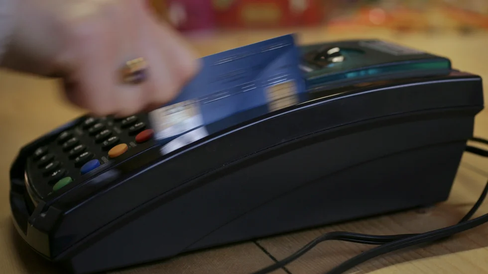 Brotten har oftast skett i livsmedelsaffärer eller vid bankomater där gärningsmännen ställt sig nära brottsoffret för att kunna observera pinkoden. Därefter har de stulit kontokortet.