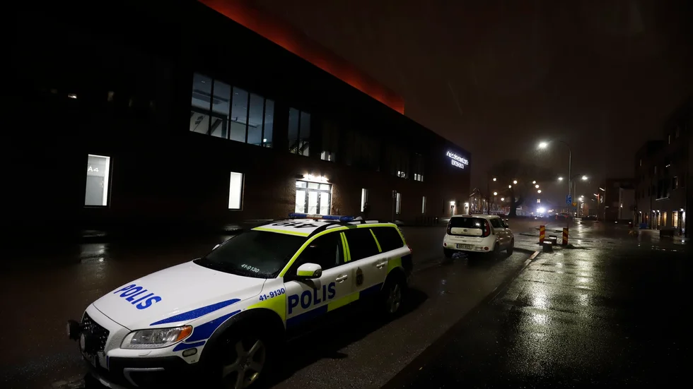 Polis och väktare larmades till en gata i Munktellstaden sedan en parkeringsvakt utsatts för våld.