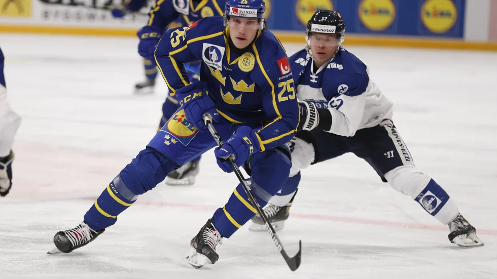 Frölundas forwardstalang Elmer Söderblom är en av fyra anfallare som ännu inte är anmälda till VM-truppen. Får han chansen i kvällens match mot Tjeckien? Arkivbild.