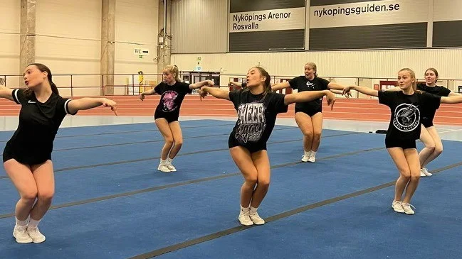 Finslipning inför RM/SM som avgörs i helgen i Nyköping. Mockingjays har chans att ta medalj. "Det är mycket detaljer, finslip och att se till att allt sitter" säger Ellinor Thanger.