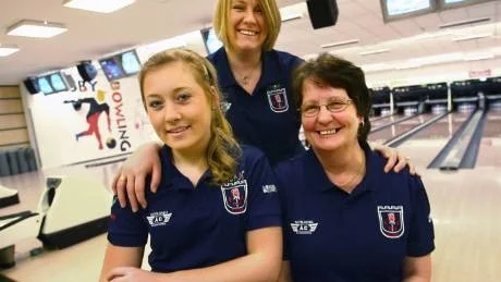 Framgånsrika tjejer. Rosens damer toppar sin serie i bowlingens division 1. Bäst snitt hittills har Mia Eklöf, längst bak, med 194. Bra har det också gått för Maria Karlsson med 182. Stor del i framgången har ledaren Lena Segerdahl-Rasmusson, till höger.Foto: ROLF JÖNSSON