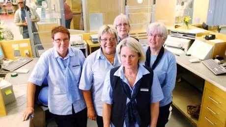 Sista passet. Vemodigt, tycker Birgitta, Ingeli, Anita och Rose-Marie som servat kunderna tillsammans med chefen Pia Blomgren Nilsson, längst fram. Av säkerhetsskäl publiceras inte de anställdas efternamn.