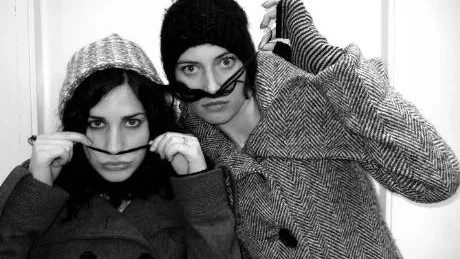 Cissi & Nour – Almost like boys – är en vass, satirisk humorshow som ställer vår samtid mot väggen. Av och med Nour El-Refai och Cecilia Forss.                                                               Fotograf: Riksteatern