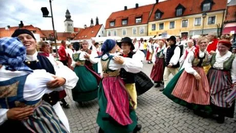 Äntligen framme. Väl nere vid Stora torget dansade de in i Sankta Karin för Korum. Tornabygdens folkdansare på mellan 16 och 25 år, var bland de yngsta på folkdansfestivalen.