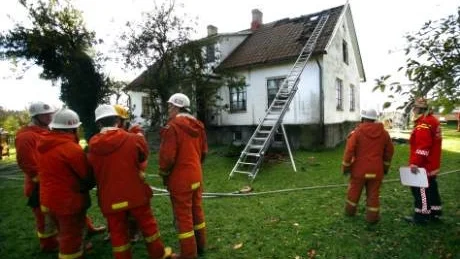 Brandmän från Hemse, Kräklingbo, Garda och Visby lyckades med förenade krafter släcka branden som börjat på vinden.
