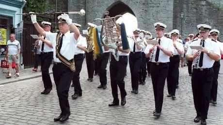 Blåsorkestern kan inte bara spela, de kan marschera också, och de har genom åren fått en bred folklig förankring på Gotland. foto: gt arkiv/cecilia mellberg