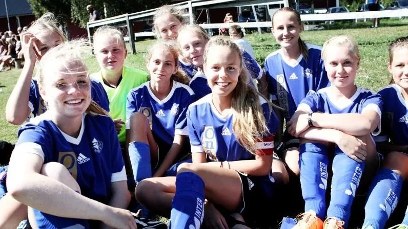 Väskinde väntade på att spela första matchen.