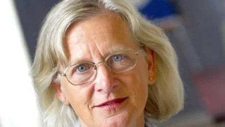 För att minska kostnaderna kan Lena Celion (m) bara lägga ner kommunala skolor. Därför hotas Stånga skola.