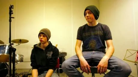 Repar. Filip Magnusson, 17, och Ralf Christiansson, 16, spenderar några kvällar i veckan på ungdomsgården Fenix, där de repar med sitt band. Fler replokaler vore bra, tycker de.foto: tommy söderlund