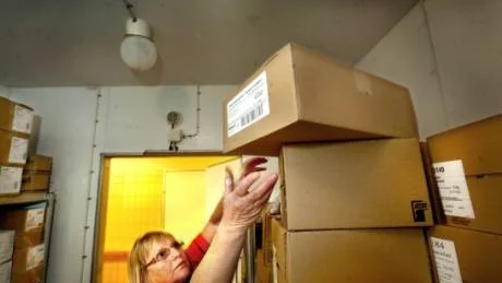 ELEVERNA FÅR ANNAN MAT. Karin Lindberg, husmor på Säveskolans kök, där man har bestämt sig för att stryka kyckling från menyn. "Jag kan inte garantera att maten är säker", säger hon. Än har inga glasbitar i kyckling hittats på Gotland.