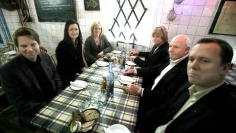 Första kvällen med gänget. Svenska Spels nya vd Meta Persdotter (tvåa från vänster) tillsammans med, från vänster, kommunikationsdirektören Andreas Jansson, personalchefen Anna Björklund, styrelseordföranden Margareta Winberg, ekonomichefen och tf vd:n Anders Hägg samt informationschefen Johan Tisell.