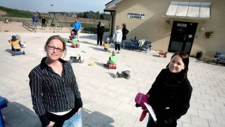 DE FICK BREV. Anna-Karin Franzén, till vänster, fick i går brev från barn- och ungdomsförvaltningen att hon hör till dem som riskerar att bli varslag. Jobbarkompisen Maria Johansson har redan fått brevet. Båda är barnskötare på Lundens förskola i Väskinde.