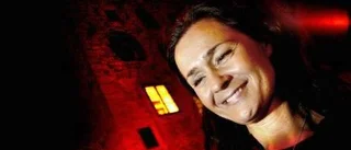 Meta jublar när hon går till jobbet