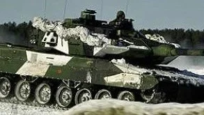 Tillbaka. Senast försvaret hade stridsvagnar i sin verksamhet på Gotland var år 2000, då av typen stridsvagn 121. Nu kan hemvärnschefen Lars-Åke Permerud (till höger) få se den här modellen, stridsvagn 122, på Gotland.                                                                                                                                                                    Foto: Michael Berggren och Bengan Zettergren/Arkiv