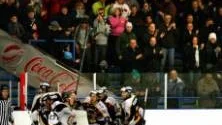 Feber. Hockeyfebern stiger på ön, det är allt fler som vill se hockey i Visby ishall.Foto: HENRIK RADHE.