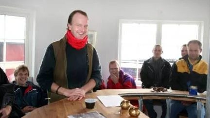 Trots halskragen var Patrik von Corswant på bra humör när han upplät stt "torn" till deltagarna i temadagen.