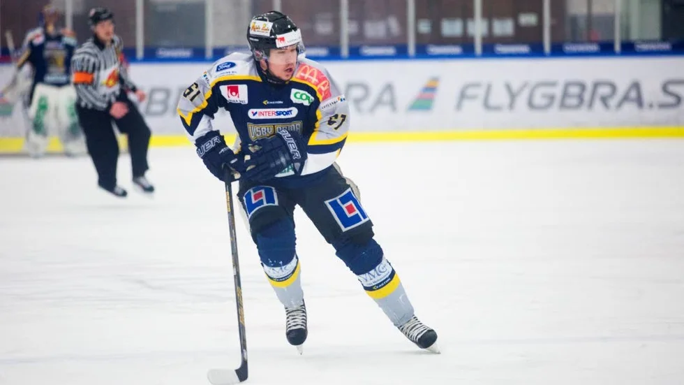 FEL TRÖJA. Pålitlig målskytt i Visby Roma, satte Joakim Axman dit sitt förra lag med två mål för Valbo på lördagseftermiddagen. Avgörande 3–2 kom med 1.21 kvar av matchen, sedan Visby Roma haft en 2–0-ledning.