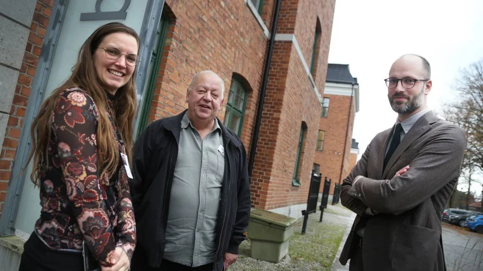 Överenskommelse. Saga Carlgren (V), ordförande i gymnasie- och vuxenutbildningsnämnden, Göran Wahlqvist, verksamhetsledare på Röda korset och Filip Reinhag (S), ordförande i kultur- och fritidsnämnden, har kommit överens om att frivilligorgansationer på Gotland ska få 1,2 miljoner kronor i bidrag. Pengarna ska gå till att ordna boende åt ensamkommande ungdomar som tvingas flytta från regionens boenden.