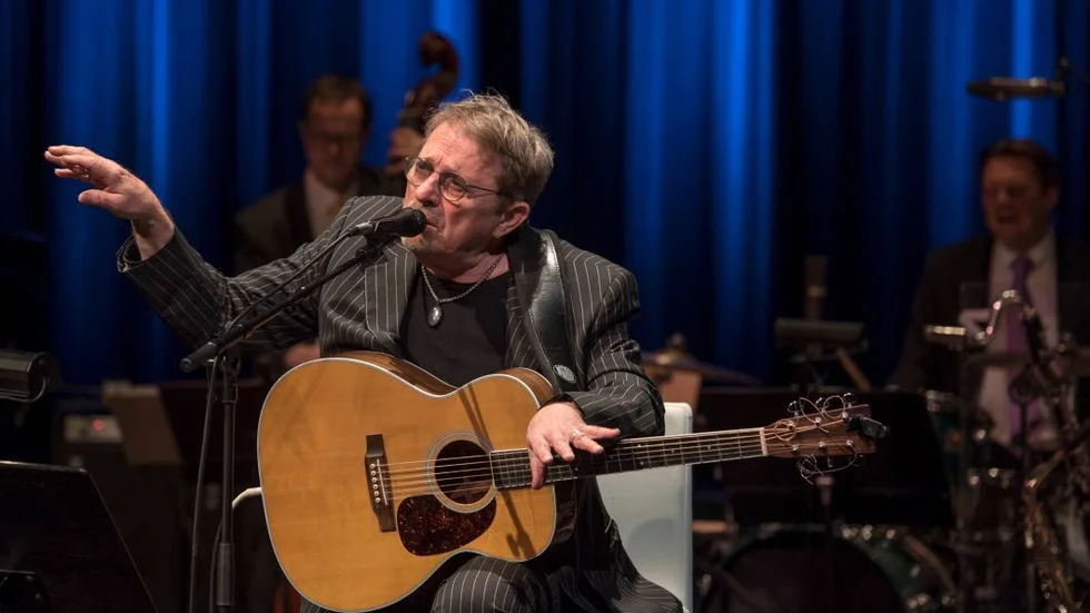 Mikael Rickfors. Hanterade den akustiska gitarren under konserten med Storbandet och berättade om låtarnas skapelsehistoria. Rock, pop, jazz och blues var bland genrerna som återfanns på repertoaren.