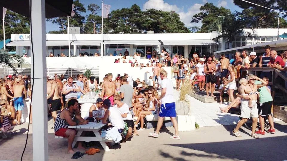 "Vi har skalat ner på ljudvolymen för att respektera dem som blir störda och för att hålla oss till lagarna", säger Linus Stuxberg restauranganvarig på Tofta Beach House 