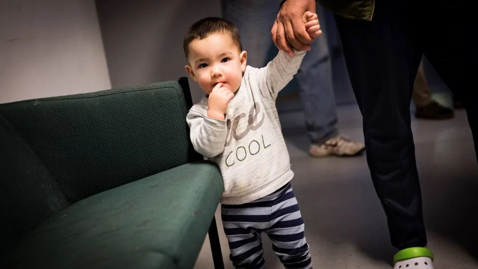 Första hemmet. När Mohammad, ett år och två månader gammal, föddes bodde föräldrarna på asylboendet i Klintehamn. Snart får familjen veta var Migrationsverket vill placera dem härnäst.