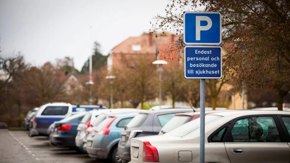 Ständigt fullt. Problemen med parkeringsplatser vid Visby lasarett är påtaglig måndag-torsdag.