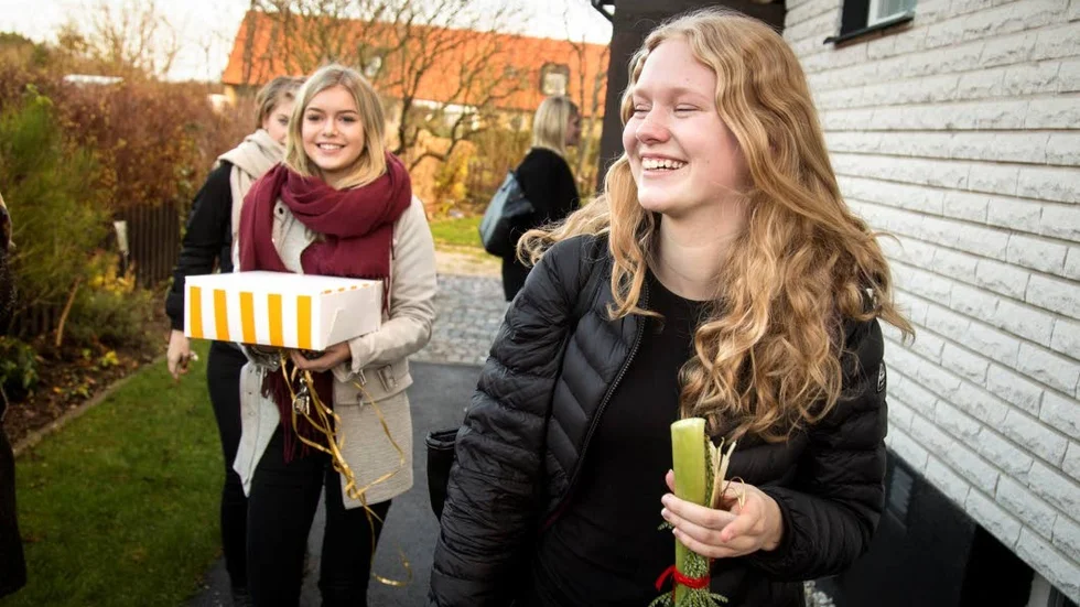 Lotten föll på luciakandidat nummer 5, Ellen Broström (till höger). I bakgrunden förra årets lucia Andrea Hansson.