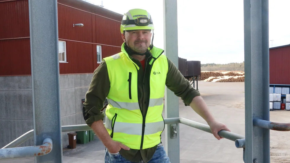 Peter Nilsson, sågverkschef Munksunds sågverk, säger att man ständigt försöker rekrytera fler kvinnor och att man får tänka till lite extra då.