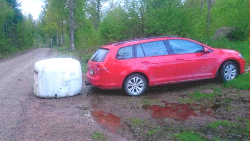 Egenmäktigt förfarande, anser Kalmar tingsrätt om placeringen av en ensilagebal bakom jaktledarens bil och dömer en Vimmerbybo i 65-årsåldern till dagsböter.