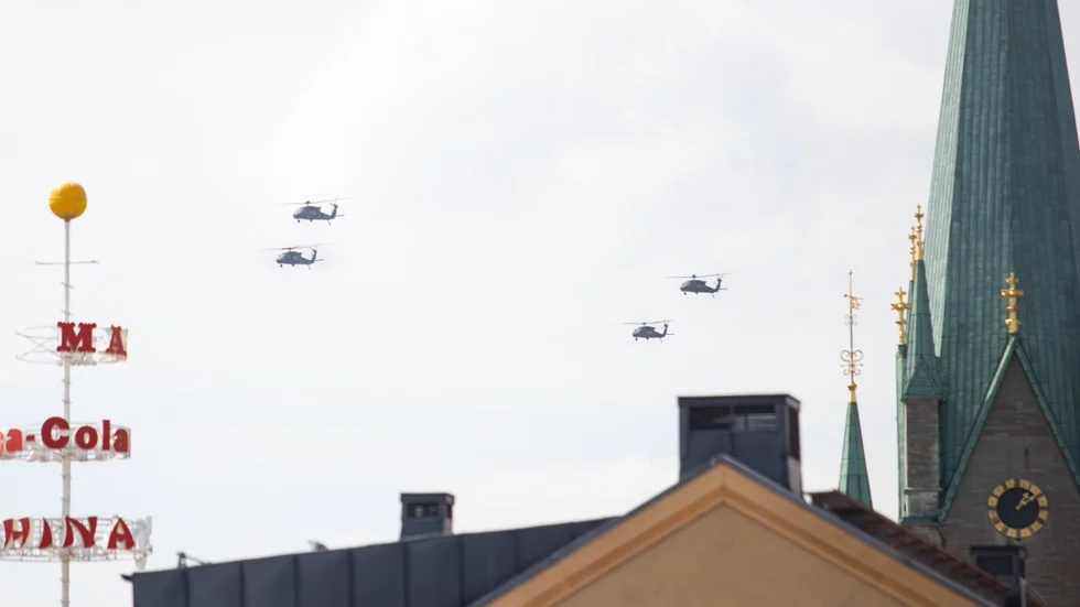 Vid lunchtid på tisdagen passerade fyra Helikopter 16, även kallad Black Hawk, över Linköping.