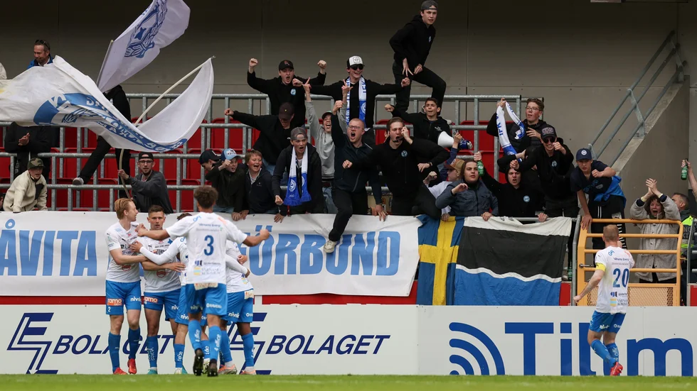 Värnamos Marcus Antonsson firar sitt andra och klubbens tredje mål i segern mot Helsingborg på Olympia.