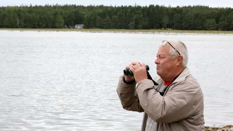 Clas Hermansson räknar tranorna på uppdrag av länsstyrelsen varje vecka under hösten.
