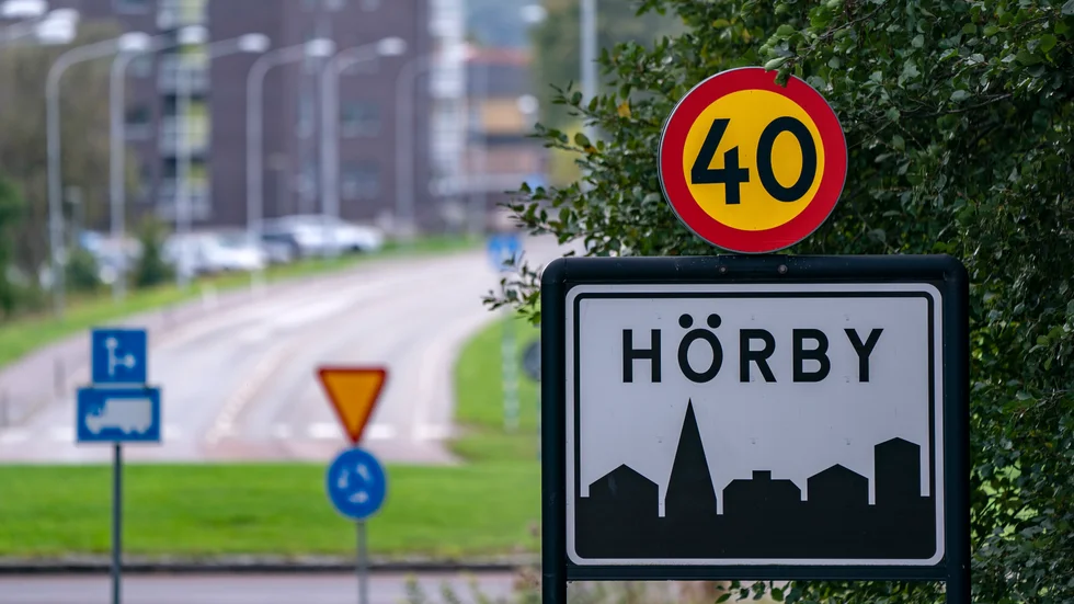 I tättbebyggda områden begränsas ofta hastigheten till 40 km/h. Arkivbild.