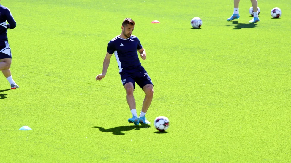 "Jag försöker ta chanserna på U21-matcherna och träningarna och så där. Jag har gjort lite mål där och gjorde några mål och assist på försäsongen. Att jag inte har spelat något tycker jag själv är ologiskt på det sättet", menar Telo.