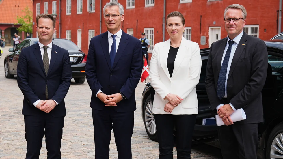 Danmarks statsminister Mette Frederiksen har Natos generalsekreterare Jens Stoltenberg på besök. Här tar Frederiksen, utrikesminister Jeppe Kofod (till vänster) och försvarsminister Morten Boedskov (till höger) emot.
