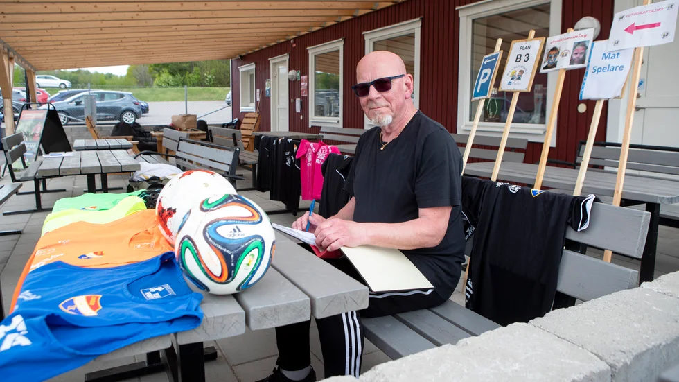 Borens IK.s Håkan Törnqvist och de övriga i arrangörsgruppen har en hel del att göra inför Klassfotboll med Platen på lördag. Inte minst med att ordna regnskydd ifall det skulle bli regn. 
