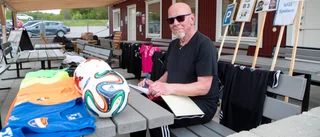 Vädret ska inte få stoppa fotbollsfesten - Regnskydd jagas inför Klassfotboll med Platen - "Vi har haft kanonväder varenda år"