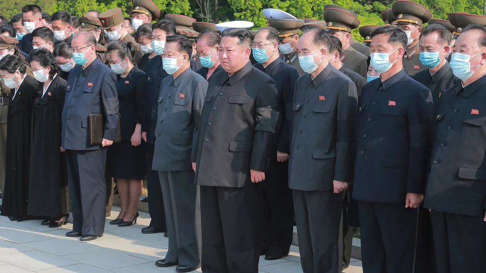 Nordkoreas diktator Kim Jong Un deltar i begravningen av Hyon Chol Hae, högt uppsatt officerare i landets armé, Koreanska Folkarmén. Bilden är tagen och distribuerad av den regimkontrollerade nyhetsbyrån KCNA.