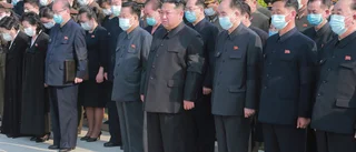 Kim deltar i stor begravning mitt i utbrottet